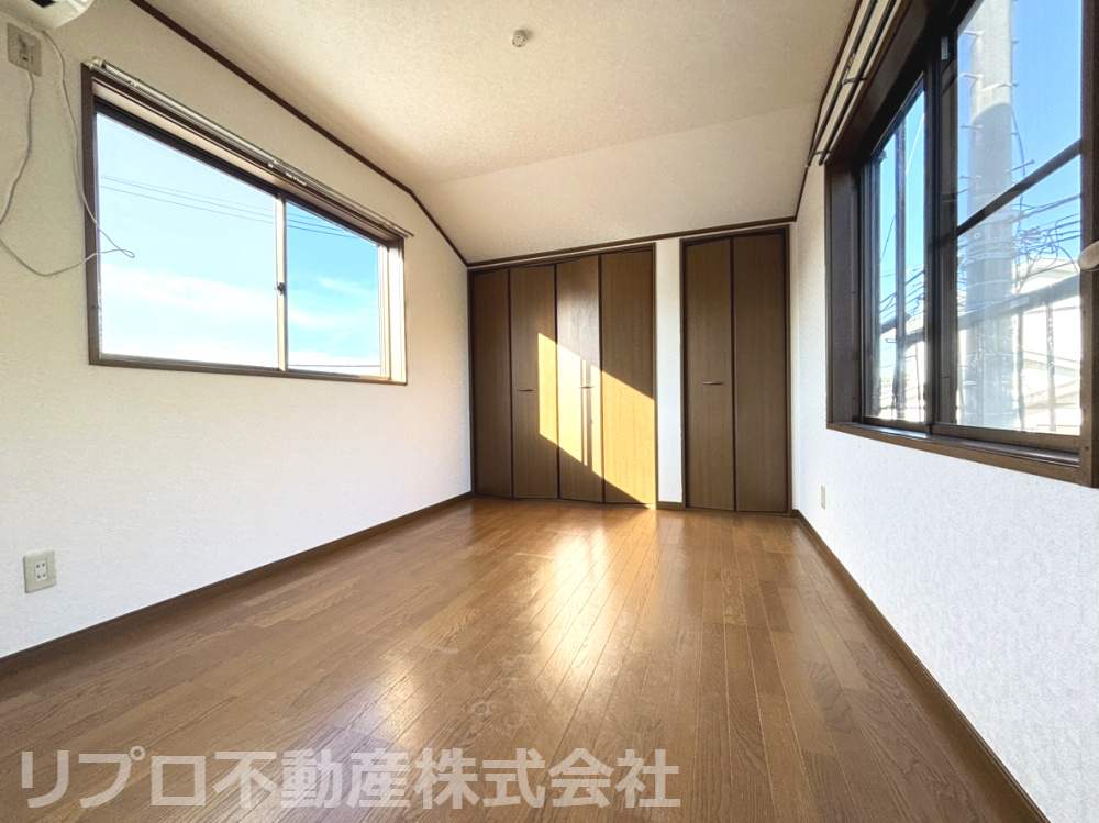 2階洋室6帖は、二面採光で明るく温もりある雰囲気です！風通しも良く、家具の配置もしやすいです！