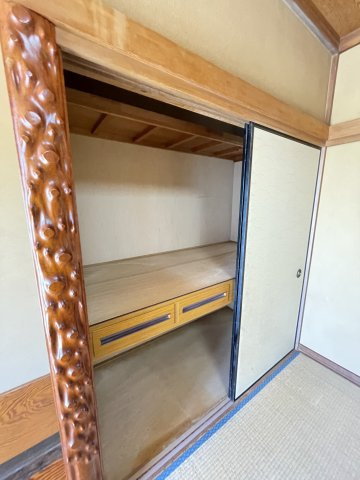 2階約8帖和室の押入です。