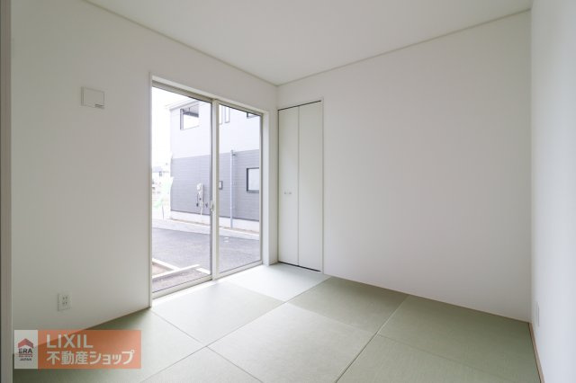 【和室】現地完成写真。ゆったりくつろぎスペース。お子様の遊び場としても重宝しますね♪