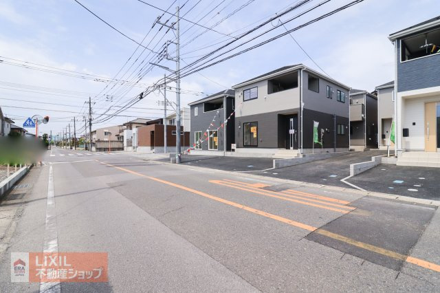【前面道路】現地完成写真。道幅や駐車など、ご確認ください。