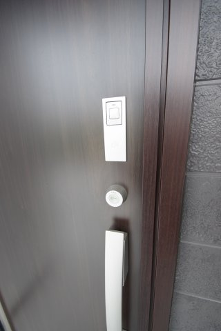 玄関扉はカードキー仕様