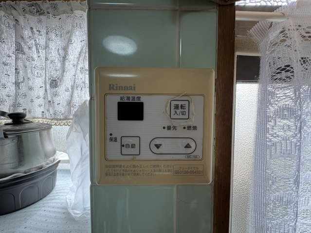 キッチン周りに設置された給湯器の室内リモコンです。キッチンや浴室からワンタッチで温度設定ができるため快適に利用できます。コンパクトな間取り設計となっており、家事動線がよく生活しやすいのが特徴です。