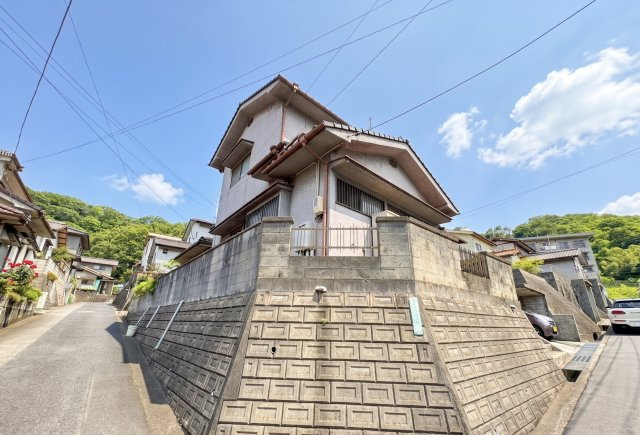 角地ならではの開放感が魅力の立地です。前面道路との高低差によりプライバシーを確保しやすく、陽当たりや風通しも良好です。落ち着いた住環境でゆったりと暮らせます。スーパーやコンビニも徒歩圏内に揃っています