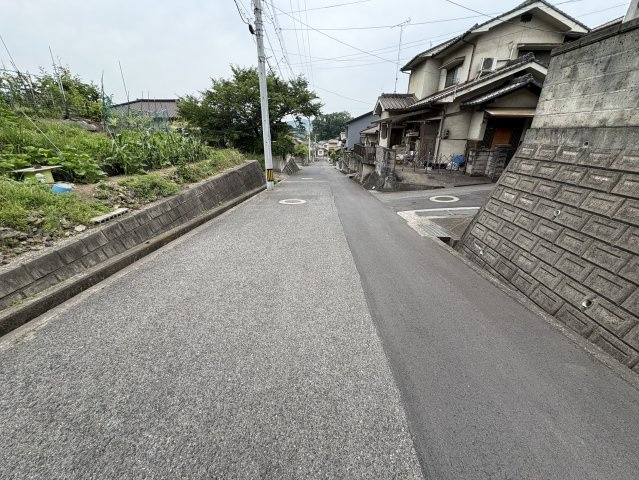 交通量の少ない閑静な住宅街に位置しています。周辺は落ち着いた街並みが広がり、車の通行も比較的少ないため、小さなお子様のいるご家庭にもおすすめの住環境です。