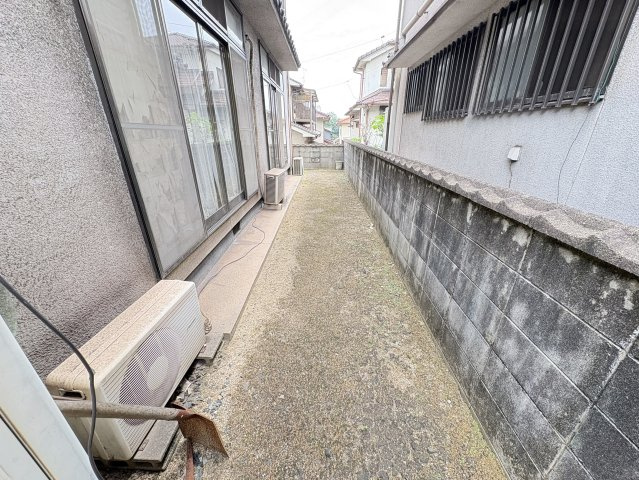 建物周辺にはゆとりのあるスペースが確保されており、隣接建物との距離が保たれているため、圧迫感が少なく快適にお過ごしいただける住環境です。建物周辺には土のスペースがあり、ガーデニングも楽しめます。