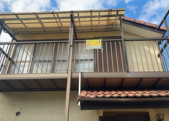 バルコニーは、室外の専用スペースのうち、「屋根がなく開放された空間」であるものを指します。ベランダより広いタイプのものが多く、日当たりもよいため家庭菜園などを楽しみたい人にとって適した環境となります。