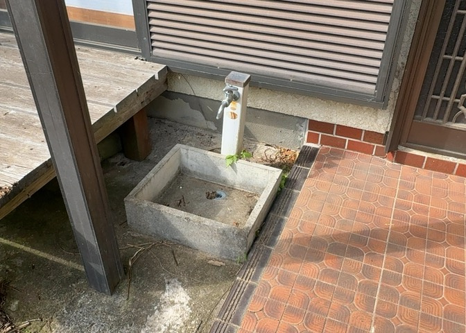 敷地内に散水栓や立水栓があると便利です。水道水を直接利用できるため、水を運ぶ手間を省くことが出来ます。大量の水を必要とする洗車作業や清掃などに役立ちます。その他設備とあわせて、現地でご確認ください。