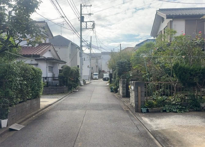 南側道路の場合は長い時間光を入れ込むことができるため、庭やリビングを道路側に持ってくることが多く土地価格も高い傾向にあります。一方北側道路だとリビングや庭が南側になりプライバシーを守ることができます。
