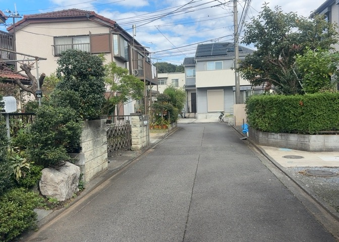 東側道路の場合は居室を南向きに設計しやすいため、朝日が入りやすいというメリットがあります。一方、西側道路も東側同様に居室を南向きに設計しやすいのですが、住宅地だと朝日が入りにくいという弱点があります。