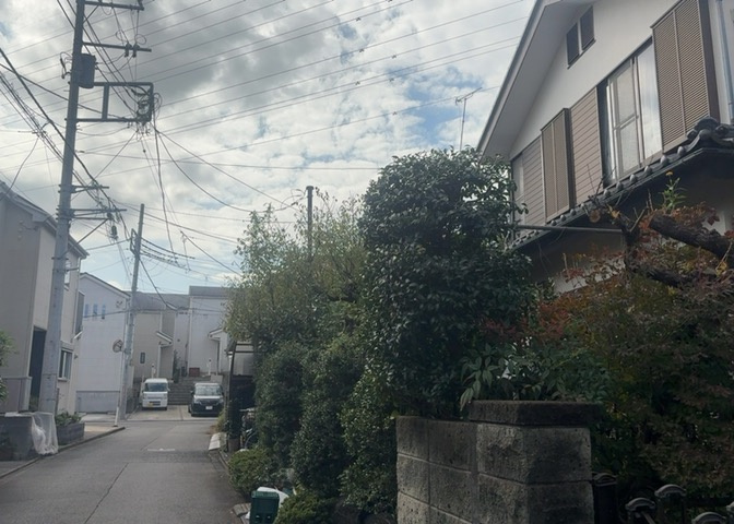 土地の地勢が高台の場合、景色を綺麗にみることができ、景色にこだわってお家探ししている方におすすめです！また平坦地よりも風通しがいいというメリットがあります。デメリットもあるので是非現地でご確認下さい。