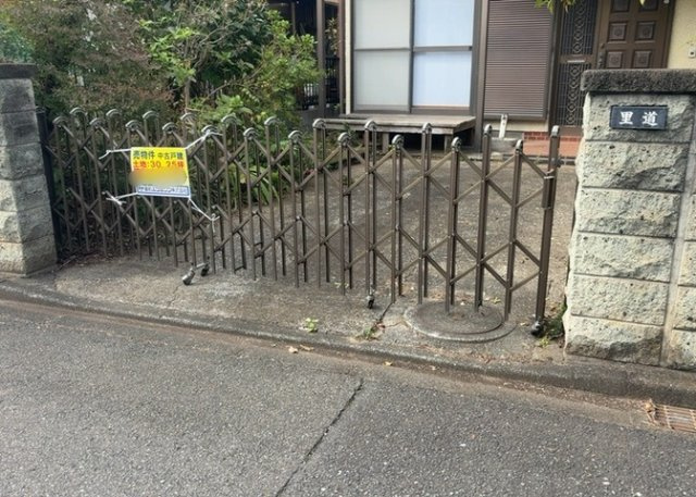 車一台あたりに必要なスペースは、標準サイズの普通自動車で横幅2m50cm、長さ5mは必要になります。ただし、乗降のことも考慮して横幅3m30cm、長さ5m50cmほどは確保できるところを選びましょう。