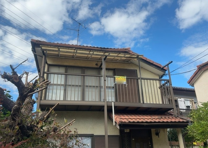 バルコニーは、建物内から室外へ楽に出入りできる便利なスペースです。また、バルコニーには手すりを付けることが義務付けられており、手すりの高さは110cm以上で施工することが建築基準法で定められています。