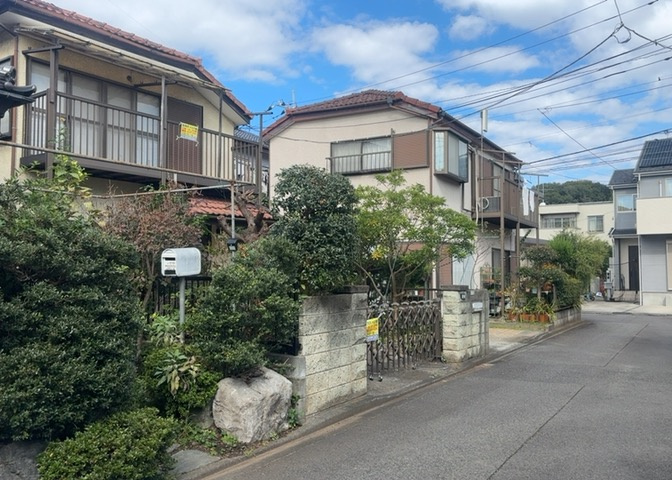 住宅用の土地では前面道路に2m以上接していなければならないと法律で定められています。しかし、お持ちの車のサイズやライフスタイルなどにより、2mでは利便が悪い場合もございますので、事前に確認しましょう。