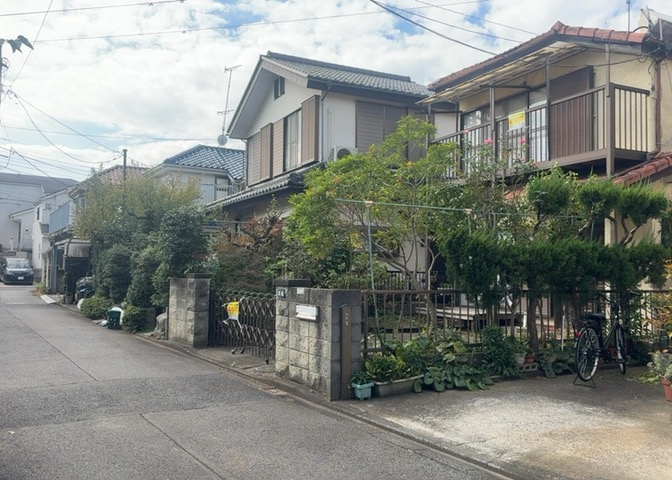 道幅が広い場所は日当たりや風通が良好です。幅が広いのですれ違いも可能ですし大きな車でも駐車可能！一方で、大型車が通ることも多くなるため交通量の増加により騒音に繋がります。また土地の値段が高くなります。