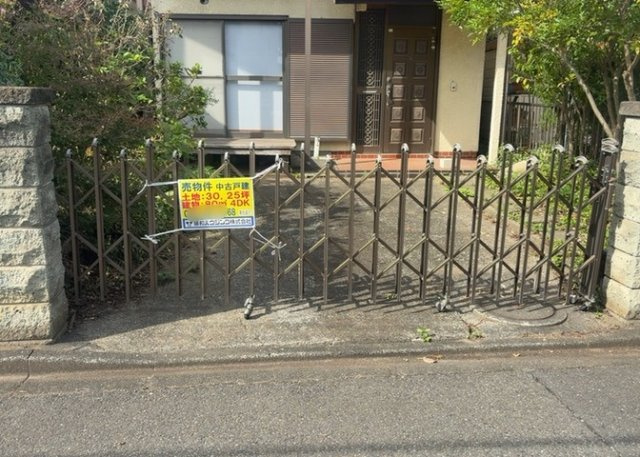 駐車場と明記されていても、最小スペースでつくられた駐車場だと大型車は駐車できなかったり、出入りしにくくなったりする可能性があります。お車のサイズと購入したい物件の駐車場のサイズを現地で確認しましょう。