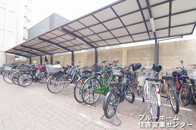 屋根付きの駐輪場がございます！