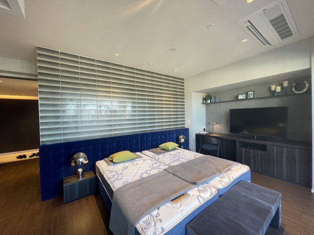 【ゲストルーム】リゾートホテルのような、デザイナブルなお部屋です。大型のテレビもございます！