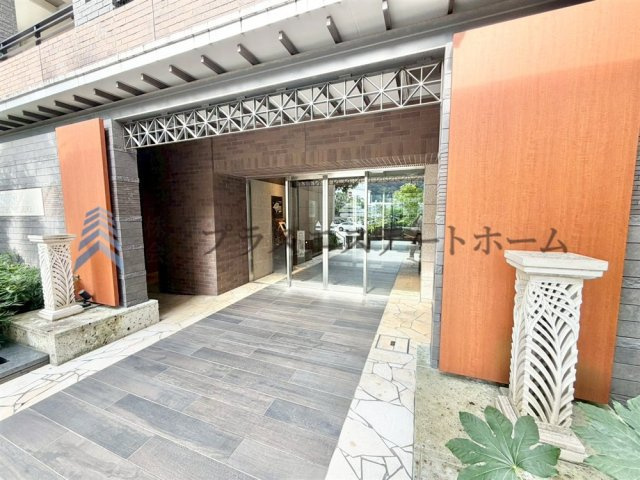石畳が豪華なエントランス入口♪