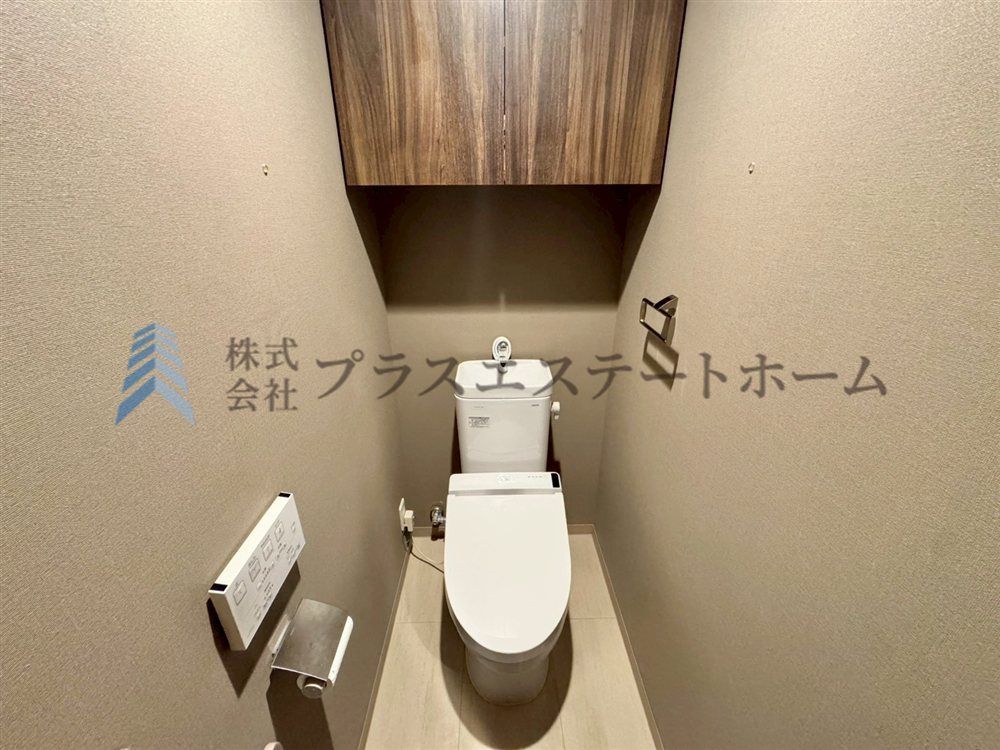 温水洗浄便座付きで、通年快適に利用できます。棚があるので、ペーパー類などをすっきりと収納できます♪