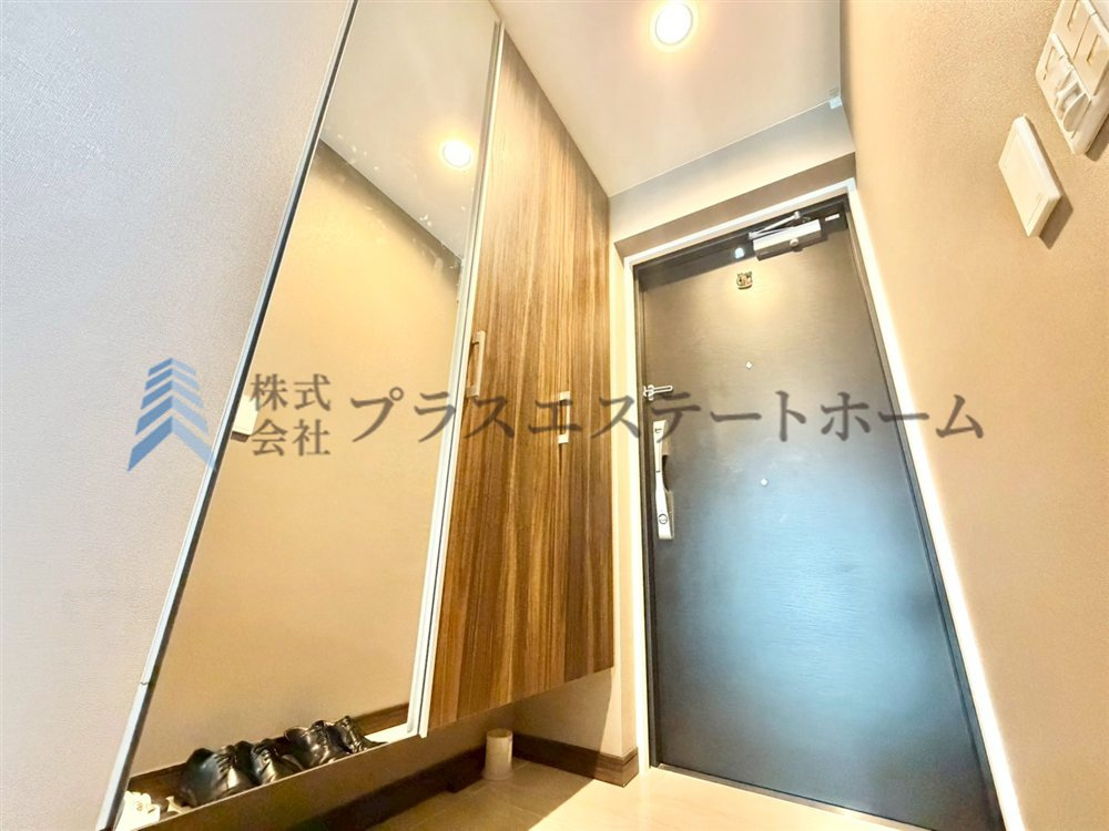 大きな姿見付きのシューズクローク♪お出かけ前の再チェックに〇♪