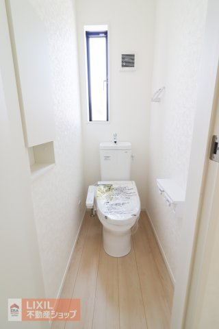【トイレ】現地完成写真。温水洗浄暖房便座付き。