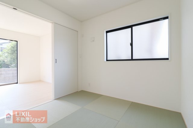 【和室】現地完成写真。ゆったりくつろぎスペース。お子様の遊び場としても重宝しますね♪