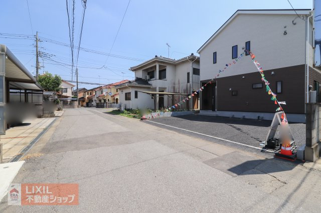 【前面道路】現地完成写真。道幅や駐車など、ご確認ください。