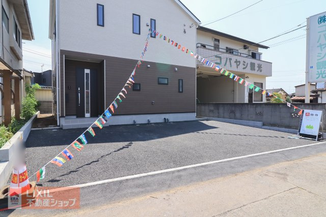 【駐車スペース】現地完成写真。ゆったりとした駐車スペースです。