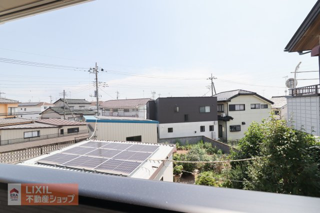 【建物からの眺望】現地完成写真。バルコニーからの景色。十分な間隔が確保されております。