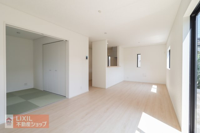 【リビングダイニング】現地完成写真。家族で過ごせるくつろぎの空間