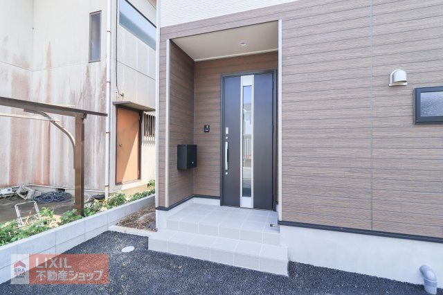【エントランス】現地完成写真。ゆったりとした玄関。奥行きのあるポーチで雨の日も安心です。