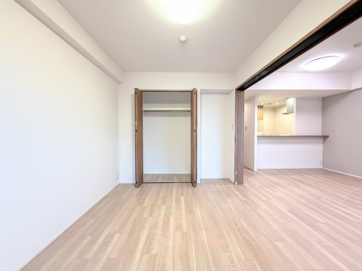 ◆室内はいつも明るい印象なので気持ちの良い朝を迎えられます。各部屋にはクローゼットを完備しており、収納が多いお家はすっきりして快適空間です。