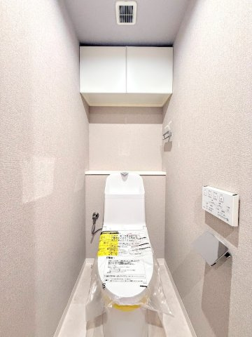 ◆清潔感のある白を基調とした落ち着ける空間。小窓をもうけていますので、こもりやすい空気の入れ替えも簡単に行えますね！