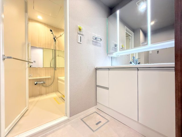 ◆毎日使う場所だから、機能的で使いやすさに配慮したパウダールーム。すっきりと使えるように収納も豊富にご用意しています。
