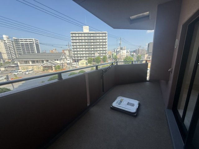 角部屋ならではのプライベート感のあるバルコニーです