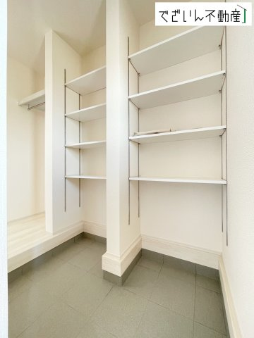 　現地靴や荷物がすっきり収まる収納付き。来客時も安心して迎えられる、整った印象の玄関です。(2026年6月撮影)