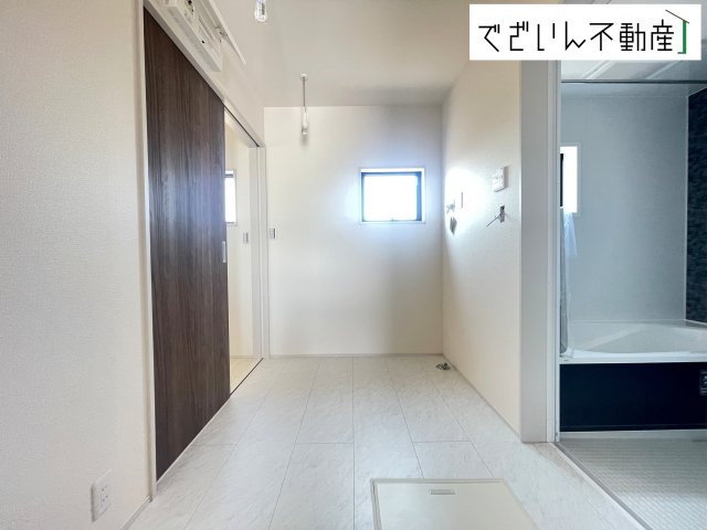 「家事ラク」を追求した間取りプラン。室内物干しができる独立ランドリースペースがあります。　現地(2026年6月撮影)