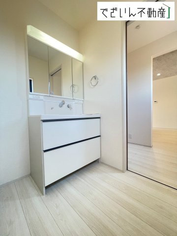 三面鏡の鏡の裏は収納になっており、整髪料などを収納できます。　現地(2026年6月撮影)