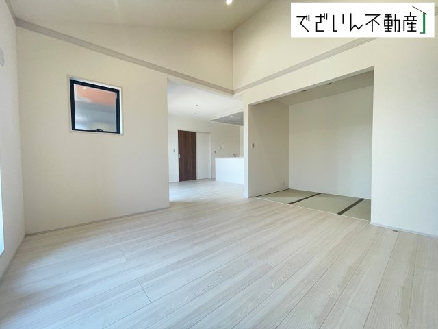 室内構成に拘り採光とセンスを散りばめた空間。それは『柔らかさ』に似た素敵な居場所。そこに暮らす人のことを考えつくり出したものは『癒し』という心地よい居場です。　現地(2026年6月撮影)