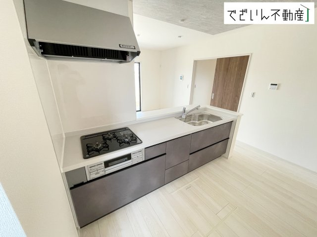 共働きでも無理なく使える効率的なレイアウト。夕食の準備も、家族の会話を楽しみながら進められる、心地よいキッチンです。　現地(2026年6月撮影)