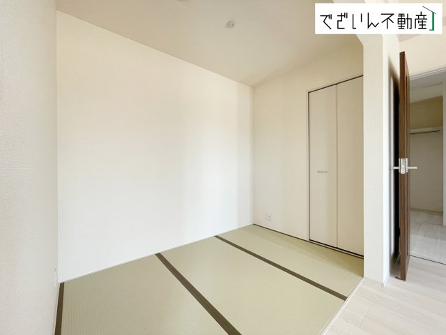 時にはリビングのフローリングやソファではなく、ゆったりと畳の上で過ごしたいものです。陽光が照らし出す畳が美しい和室です。　現地(2026年6月撮影)