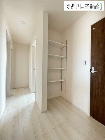 暮らし心地を大きく左右する収納を、適材適所に配置し使い勝手を考慮してあります。空間を余すところなく有効利用した収納は生活空間をより上質なものにしてくれるでしょう。　現地(2026年6月撮影)