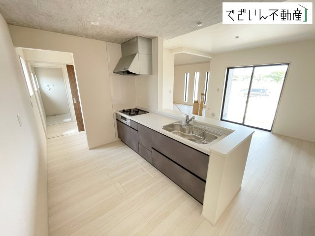 ご家族みんなで調理ができる位のスペースを実現したキッチン空間となっております。みんなで作った料理を召し上がりながらの会話は、自然と笑いが絶えない空間がそこに広がります。　現地(2026年6月撮影)