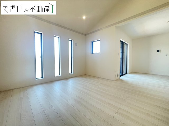 空気感という居心地の良いＢＧＭは、暮らしのステージを彩り、心のやすらぎと満足感を与えてくれます。通風と採光を考慮した設計は地域の鼓動を感じ、お寛ぎ頂くことが可能です。　現地(2026年6月撮影)