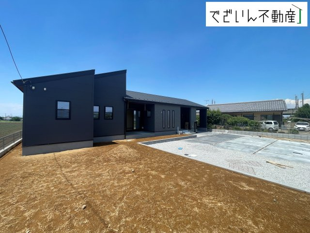 街並みに馴染む、シンプルで洗練された佇まい。暮らしにちょっとした遊び心を添えてくれるお家です。　現地(2026年6月撮影)