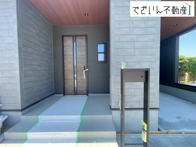 穏やかな佇まいが、家族の新しい日常を優しく包み込む。静かな街並みに、安心して子育てできる環境が整っています。　現地(2026年6月撮影)