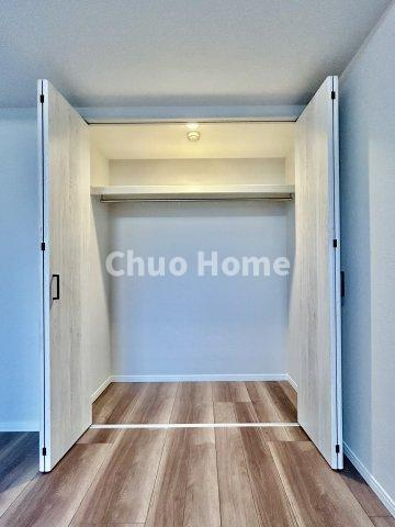 居室にはクローゼットを完備し、自由度の高い家具の配置が叶うシンプルな空間です。お子様の成長と必要になる子供部屋を与えるにはぴったりの間取りですね。