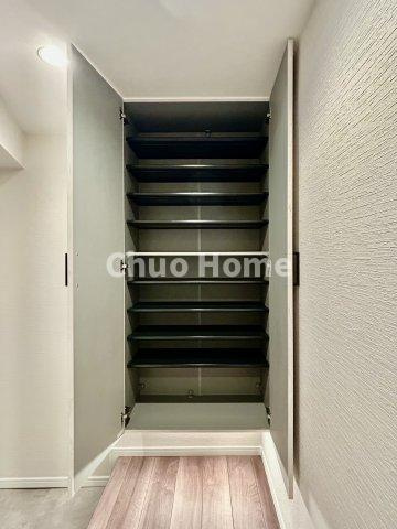 【玄関】玄関には大型のシューズクローゼットを設置しておりますのでいつでもスッキリりとした空間を保てます。玄関周りを清潔に使うのはとても大事なことですよね。