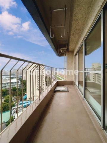 【バルコニー】幅もあって、奥行きもあるゆとりのバルコニー。洗濯物を干したり乾かしたりだけでなく、ただ出てみるだけでも気持ちいいですよ。