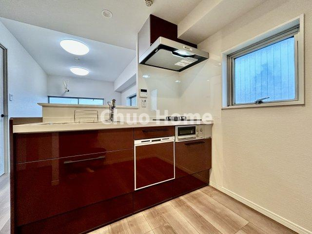 ワイドで収納豊富なシステムキッチン